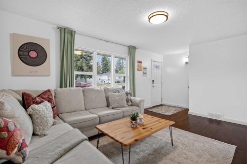 6324 Bowmont Crescent Nw, Calgary, AB - Indoor Photo Showing Living Room