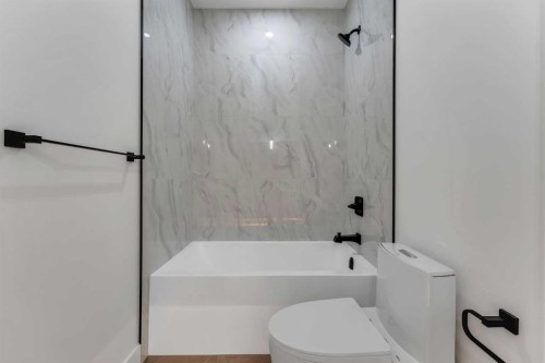 135 South Shore Road, Chestermere, AB - Indoor Photo Showing Bathroom