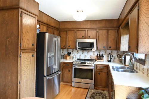 168 Templewood Drive Ne, Calgary, AB - Indoor Photo Showing Kitchen With Double Sink
