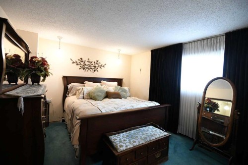 168 Templewood Drive Ne, Calgary, AB - Indoor Photo Showing Bedroom