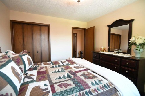 168 Templewood Drive Ne, Calgary, AB - Indoor Photo Showing Bedroom