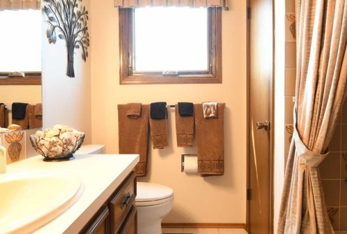 168 Templewood Drive Ne, Calgary, AB - Indoor Photo Showing Bathroom