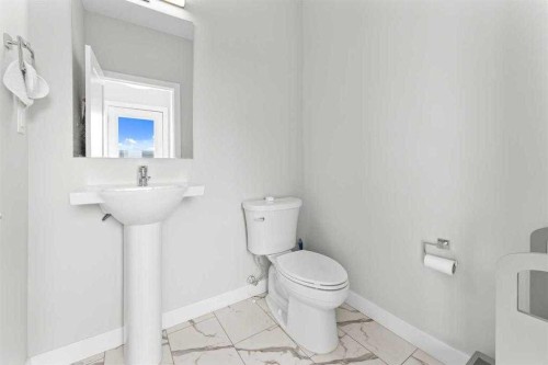 919 Walgrove Boulevard Se, Calgary, AB - Indoor Photo Showing Bathroom