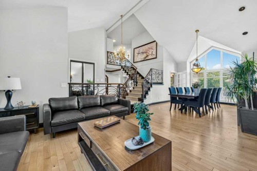 95 Woodridge Close Sw, Calgary, AB - Indoor Photo Showing Living Room