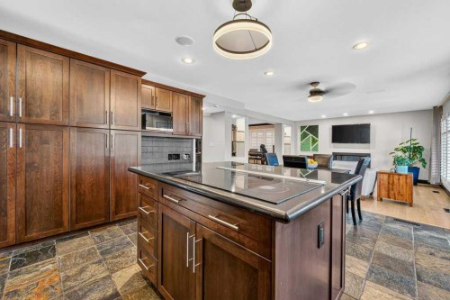 95 Woodridge Close Sw, Calgary, AB - Indoor Photo Showing Kitchen
