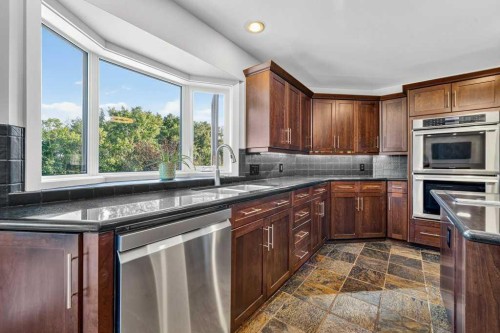 95 Woodridge Close Sw, Calgary, AB - Indoor Photo Showing Kitchen