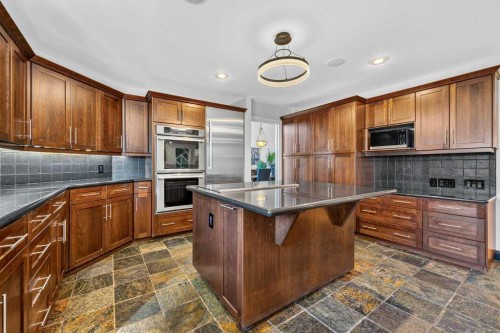95 Woodridge Close Sw, Calgary, AB - Indoor Photo Showing Kitchen