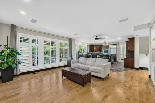 95 Woodridge Close Sw, Calgary, AB - Indoor Photo Showing Living Room