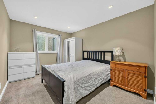 95 Woodridge Close Sw, Calgary, AB - Indoor Photo Showing Bedroom