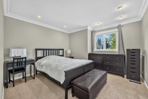 95 Woodridge Close Sw, Calgary, AB - Indoor Photo Showing Bedroom