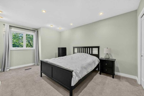 95 Woodridge Close Sw, Calgary, AB - Indoor Photo Showing Bedroom