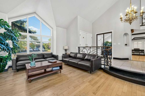 95 Woodridge Close Sw, Calgary, AB - Indoor Photo Showing Living Room