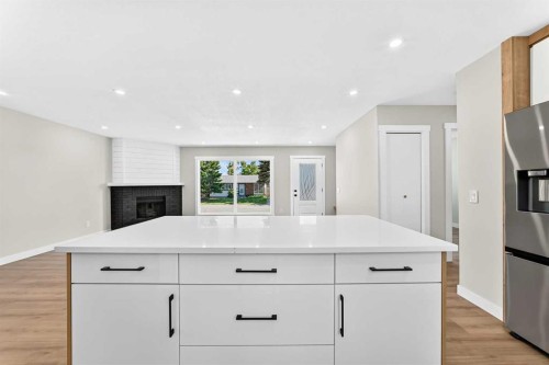 704 Malvern Drive Ne, Calgary, AB - Indoor Photo Showing Kitchen