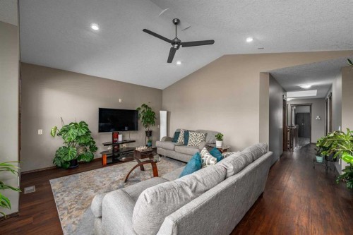 173 Pantego Road Nw, Calgary, AB - Indoor Photo Showing Living Room