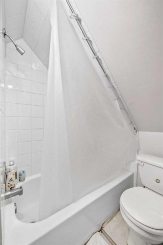 632 Marsh Road Ne, Calgary, AB - Indoor Photo Showing Bathroom