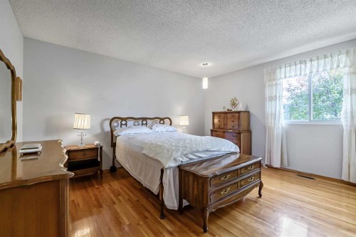 832 Canna Crescent Sw, Calgary, AB - Indoor Photo Showing Bedroom