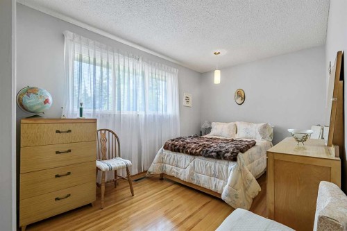 832 Canna Crescent Sw, Calgary, AB - Indoor Photo Showing Bedroom