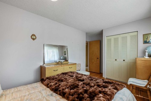832 Canna Crescent Sw, Calgary, AB - Indoor Photo Showing Bedroom