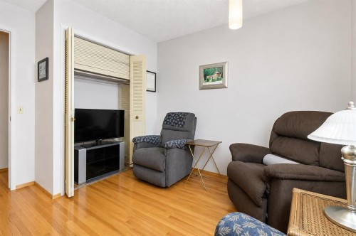 832 Canna Crescent Sw, Calgary, AB - Indoor Photo Showing Living Room