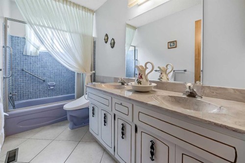 832 Canna Crescent Sw, Calgary, AB - Indoor Photo Showing Bathroom
