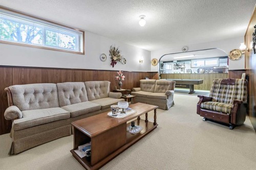 832 Canna Crescent Sw, Calgary, AB - Indoor Photo Showing Living Room