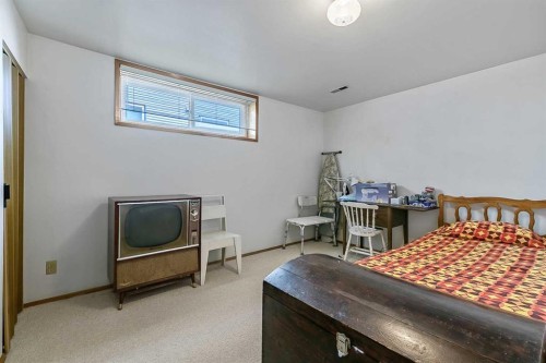 832 Canna Crescent Sw, Calgary, AB - Indoor Photo Showing Bedroom