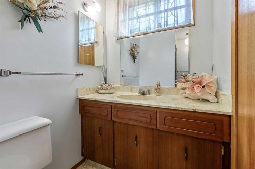 832 Canna Crescent Sw, Calgary, AB - Indoor Photo Showing Bathroom