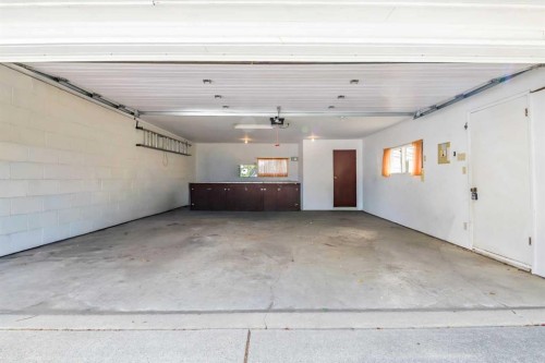 832 Canna Crescent Sw, Calgary, AB - Indoor Photo Showing Garage