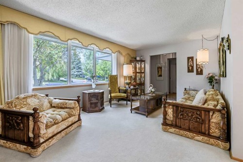 832 Canna Crescent Sw, Calgary, AB - Indoor Photo Showing Other Room