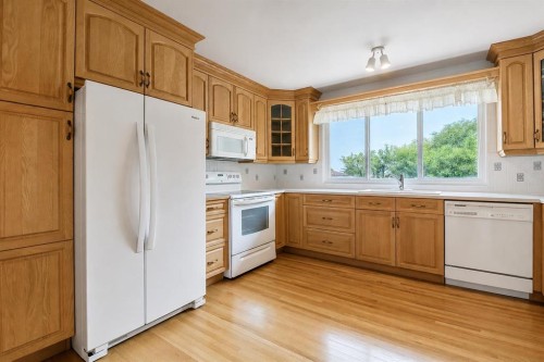832 Canna Crescent Sw, Calgary, AB - Indoor Photo Showing Kitchen