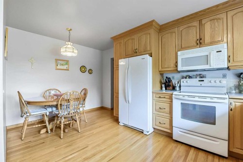 832 Canna Crescent Sw, Calgary, AB - Indoor Photo Showing Kitchen
