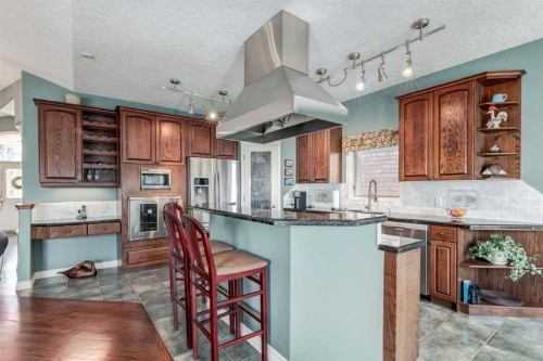 1001 East Chestermere Drive, Chestermere, AB - Indoor Photo Showing Kitchen With Upgraded Kitchen
