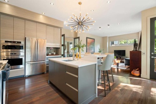1215 Sifton Boulevard Sw, Calgary, AB - Indoor Photo Showing Kitchen With Upgraded Kitchen