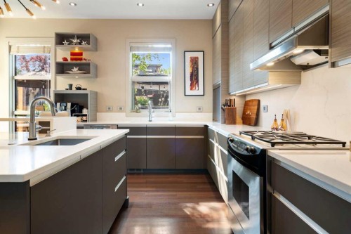 1215 Sifton Boulevard Sw, Calgary, AB - Indoor Photo Showing Kitchen With Upgraded Kitchen