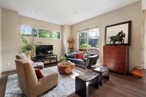 1215 Sifton Boulevard Sw, Calgary, AB - Indoor Photo Showing Living Room