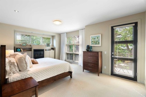 1215 Sifton Boulevard Sw, Calgary, AB - Indoor Photo Showing Bedroom
