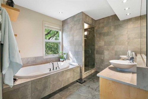 1215 Sifton Boulevard Sw, Calgary, AB - Indoor Photo Showing Bathroom