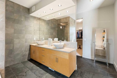 1215 Sifton Boulevard Sw, Calgary, AB - Indoor Photo Showing Bathroom