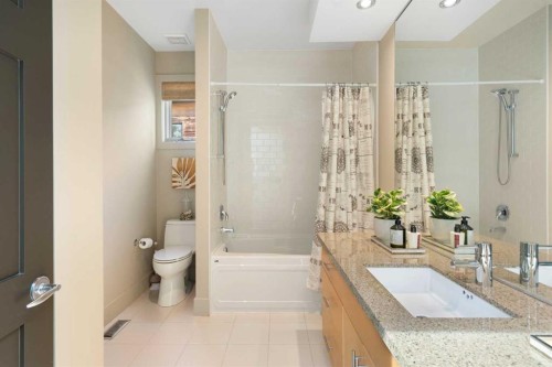 1215 Sifton Boulevard Sw, Calgary, AB - Indoor Photo Showing Bathroom