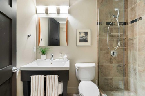1215 Sifton Boulevard Sw, Calgary, AB - Indoor Photo Showing Bathroom