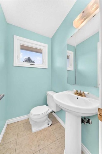 136 Midlawn Close Se, Calgary, AB - Indoor Photo Showing Bathroom