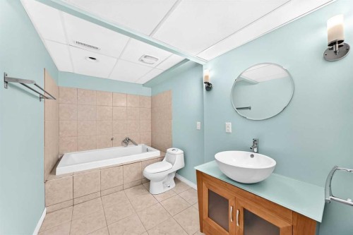 136 Midlawn Close Se, Calgary, AB - Indoor Photo Showing Bathroom