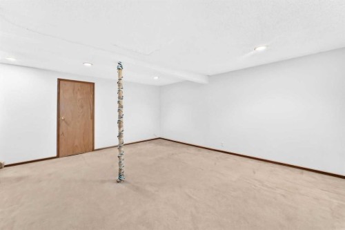 136 Midlawn Close Se, Calgary, AB - Indoor Photo Showing Other Room