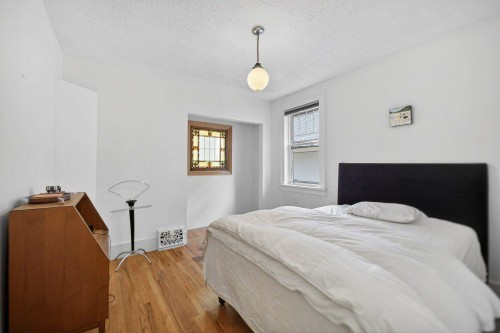 924 7A Street Nw, Calgary, AB - Indoor Photo Showing Bedroom