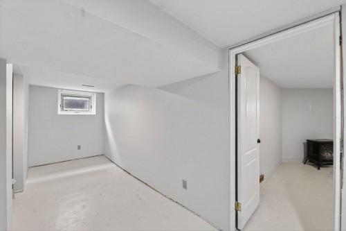 924 7A Street Nw, Calgary, AB - Indoor Photo Showing Other Room