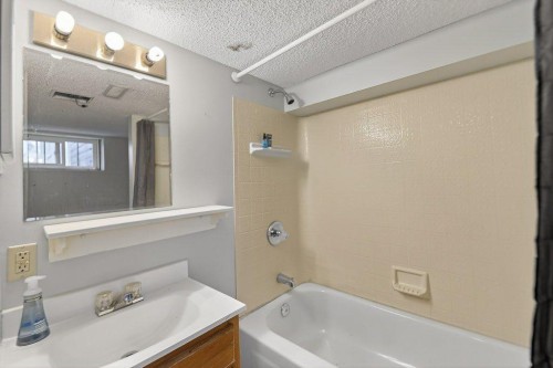 924 7A Street Nw, Calgary, AB - Indoor Photo Showing Bathroom