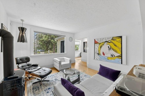 924 7A Street Nw, Calgary, AB - Indoor Photo Showing Living Room