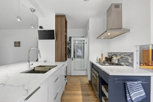 924 7A Street Nw, Calgary, AB - Indoor Photo Showing Kitchen With Upgraded Kitchen