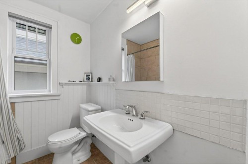 924 7A Street Nw, Calgary, AB - Indoor Photo Showing Bathroom
