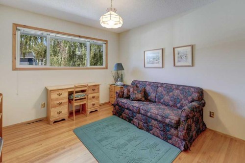 223 Willow Ridge Place Se, Calgary, AB - Indoor Photo Showing Living Room